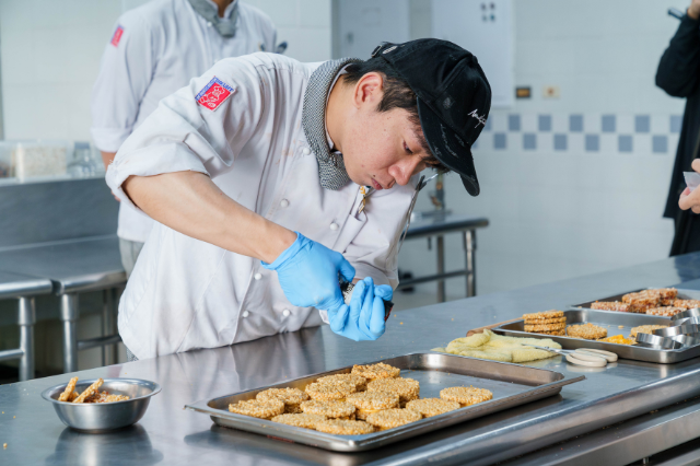 高餐學生專注凝神的烹調